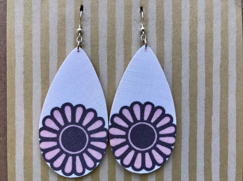 Ligtweight Stoff Ohrringe, Übergroße Weiße Tropfen, Rosa Gänseblümchen, Sterling Silber Ohrdraht von designsbywenia