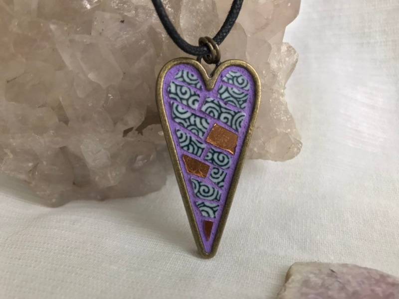 Mosaik Antike Bronze-Farbe Anhänger-Herz Mit Porzellan Und 24K Gold Smalti von designsbywenia