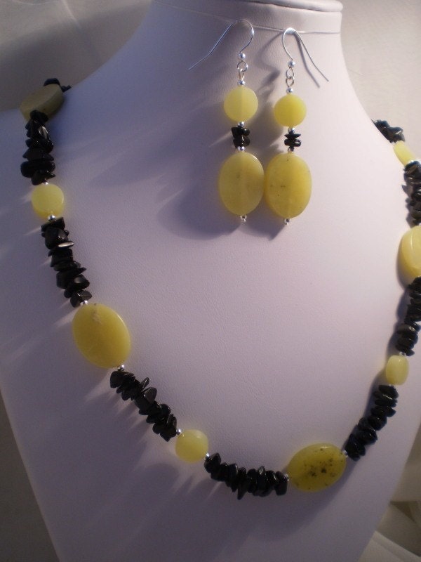 Neu Olive Jade Und Black Stone Halskette Ohrringe Set von designsbywynema