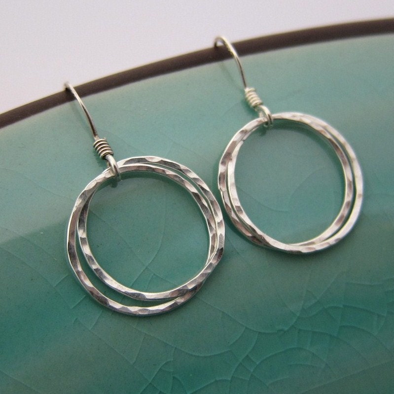 Cyber Monday Angebote Valentinstag Liebe Verriegelt Double Kreise Sterlingsilber Ohrringe, Gehämmert Und Texturierte, Custom-Ordnung Cyber Monday Angebote Valentinstag Liebe Verriegelt Double Kreise Sterlingsilber Ohrringe, Gehämmert Und Texturierte, Custom-Ordnung von designsbyyan