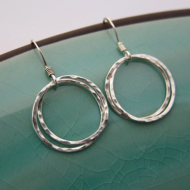 Cyber Monday Angebote Valentinstag Liebe Verriegelt Double Kreise Sterlingsilber Ohrringe, Gehämmert Und Texturierte, Custom-Ordnung Cyber Monday Angebote Valentinstag Liebe Verriegelt Double Kreise Sterlingsilber Ohrringe, Gehämmert Und Texturierte, Custom-Ordnung von designsbyyan