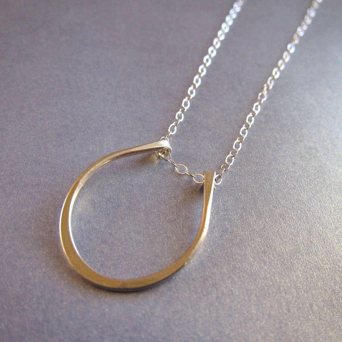 Einzelne Lucky Horseshoe Sterlingsilber Anhänger Halskette, Brautjungfer Schmuck, Gehämmert, Angepasst Einzelne Lucky Horseshoe Sterlingsilber Anhänger Halskette, Brautjungfer Schmuck, Gehämmert, Angepasst von designsbyyan