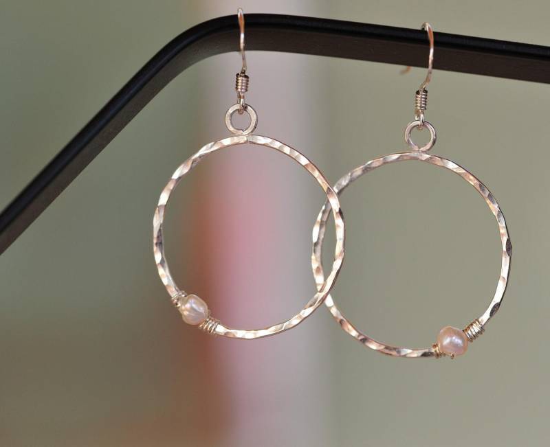 Fettschrift Creolen 925Er Silber Kreis Mit Einzelnen Blauen Oder Grünen Stein Aus Der Mitte, Texturiert Und Gehämmert Fettschrift Creolen 925Er Silber Kreis Mit Einzelnen Blauen Oder Grünen Stein Aus Der Mitte, Texturiert Und Gehämmert von designsbyyan