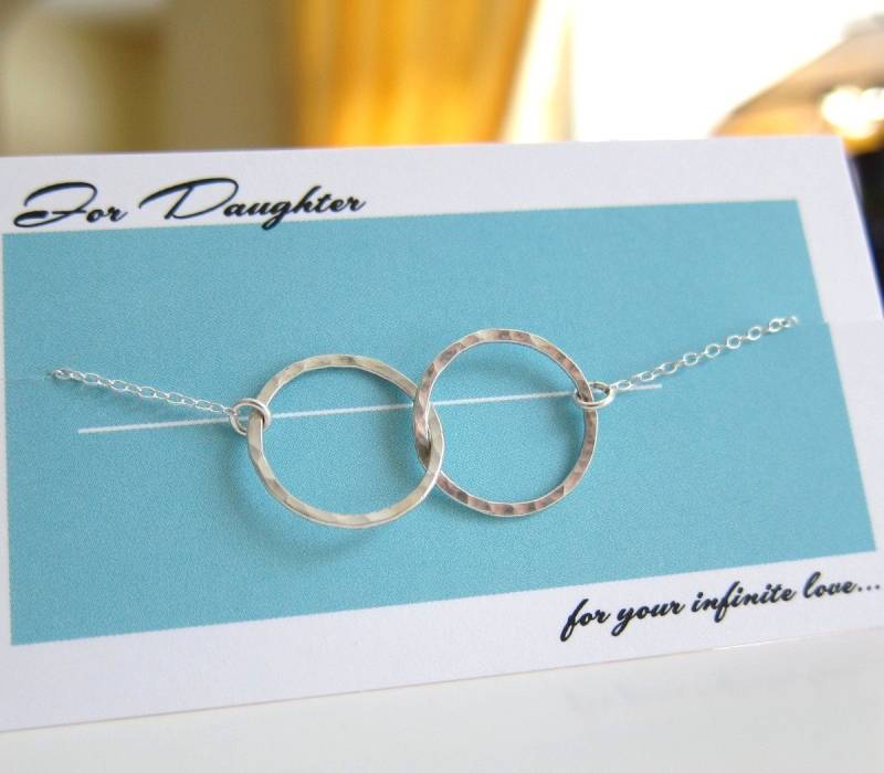 Für Tochter Zwei Kreise Liebe Verschlossen Gehämmert Sterling Silber Anhänger Charm Halskette Reine Zuneigung Prom Party Geburtstag Schmuck Auf Karte Für Tochter Zwei Kreise Liebe Verschlossen Gehämmert Sterling Silber Anhänger Charm Halskette Reine Zuneigung Prom Party Geburtstag Schmuck Auf Karte von designsbyyan