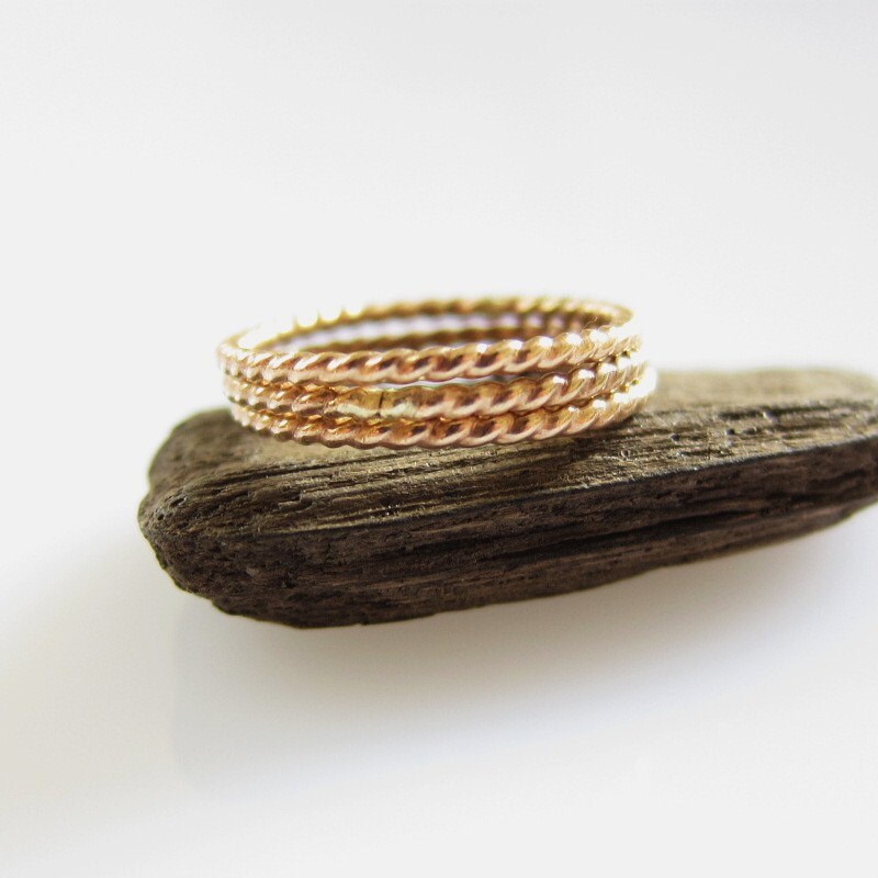 Gold Ton Skinny Stapelbar Stapeln Ringe Goldfilled Twisted Wire Urban Chic Modern Schlanke Boho Stilvolle Made To Order Hergestellt in Usa Gold Ton Skinny Stapelbar Stapeln Ringe Goldfilled Twisted Wire Urban Chic Modern Schlanke Boho Stilvolle Made To Order Hergestellt in Usa von designsbyyan