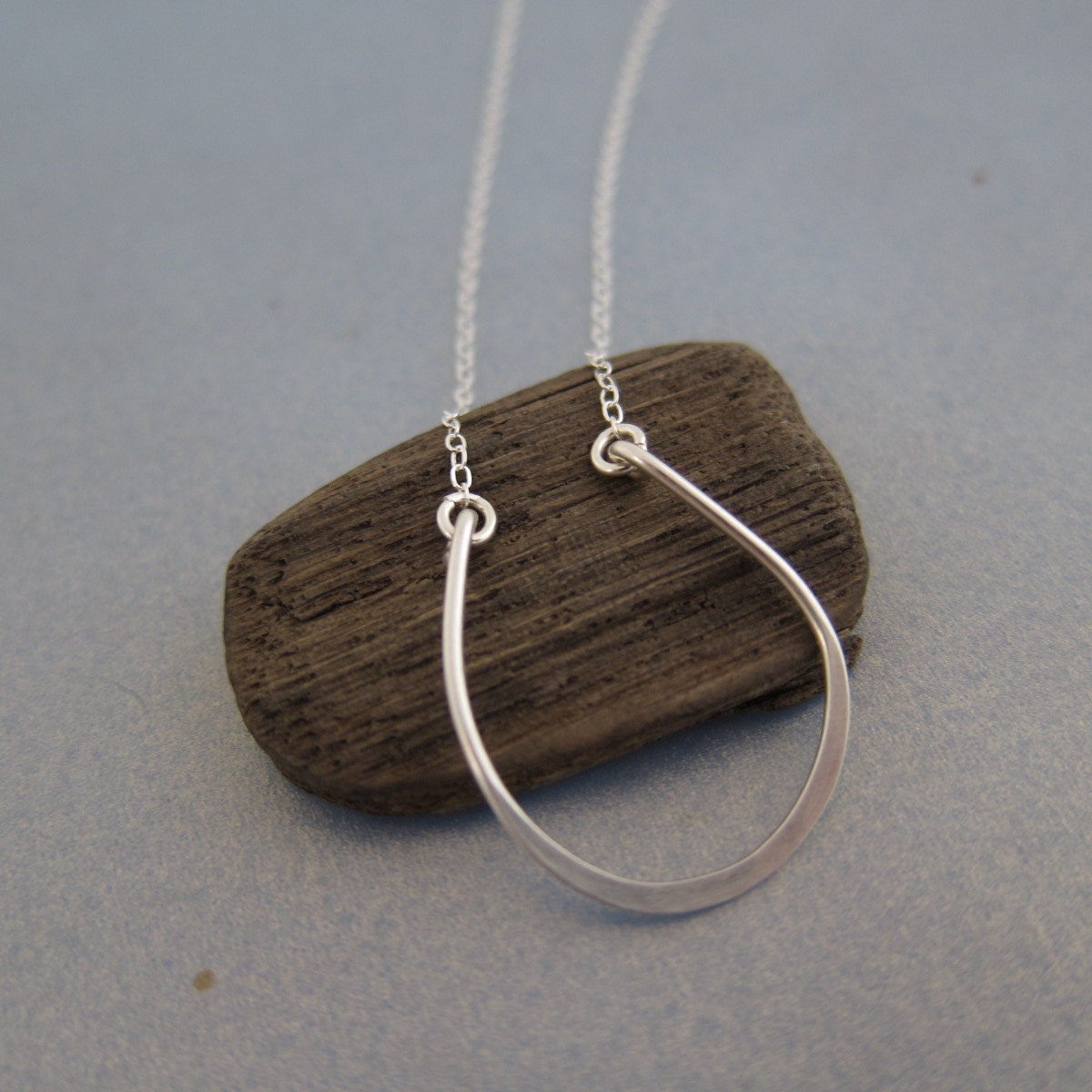 Offene Lucky Horseshoe Single Gehämmert Charm Sterling Silber Anhänger Halskette Viel Glück Freundschaft Süßes Geschenk Für Ihr Make A Wish in Offene Lucky Horseshoe Single Gehämmert Charm Sterling Silber Anhänger Halskette Viel Glück Freundschaft Süßes Geschenk Für Ihr Make A Wish in von designsbyyan