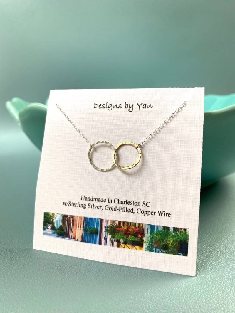 Silber Und Gold Zweifarbige Rundhalskette, Gehämmert Strukturiert, Individuell, Made in Usa Silber Und Gold Zweifarbige Rundhalskette, Gehämmert Strukturiert, Individuell, Made in Usa von designsbyyan