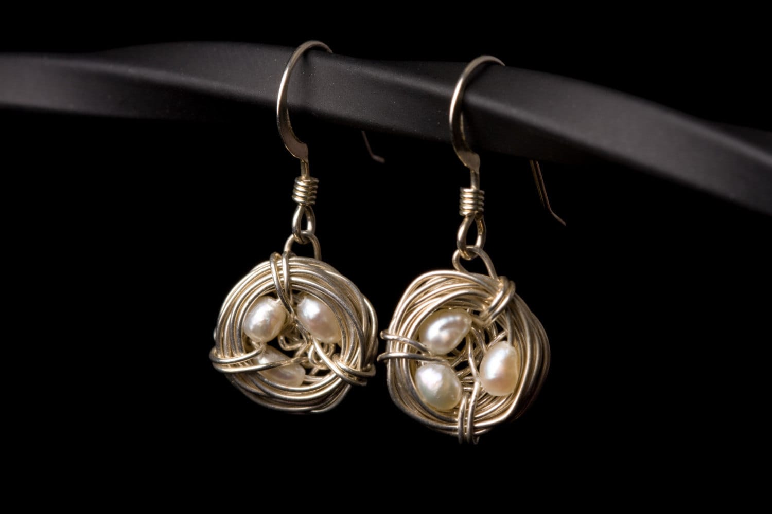 Vogelnest Sterling Silber Ohrringe, Wire Wrapping Mit Mini Süßwasser Perlen in Der Mitte, Penny Größe Vogelnest Sterling Silber Ohrringe, Wire Wrapping Mit Mini Süßwasser Perlen in Der Mitte, Penny Größe von designsbyyan