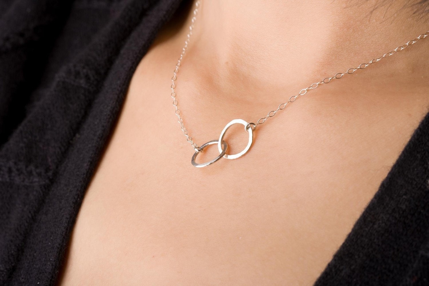 Zwei Zirlcles Love Locked Sterling Silber Anhänger Charm Halskette, Tie The Knot Gehämmert, Individuell, Liebe Yoga Schmuck, Made in Usa Zwei Zirlcles Love Locked Sterling Silber Anhänger Charm Halskette, Tie The Knot Gehämmert, Individuell, Liebe Yoga Schmuck, Made in Usa von designsbyyan