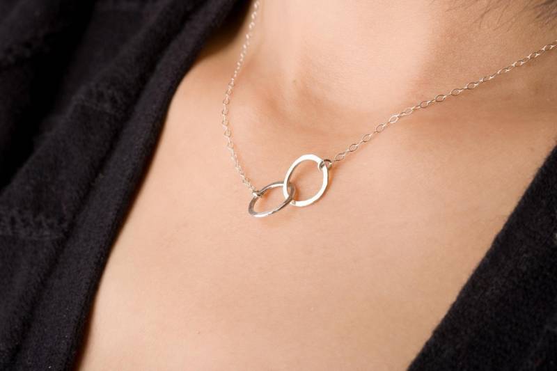 Zwei Zirlcles Love Locked Sterling Silber Anhänger Charm Halskette, Tie The Knot Gehämmert, Individuell, Liebe Yoga Schmuck, Made in Usa Zwei Zirlcles Love Locked Sterling Silber Anhänger Charm Halskette, Tie The Knot Gehämmert, Individuell, Liebe Yoga Schmuck, Made in Usa von designsbyyan