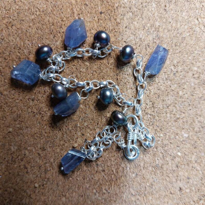 Edelstein Charm Armband. Tansanit Und Schwarze Perle Silber Edelstein Charm Armband. Tansanit Und Schwarze Perle Silber von designsonbenbecula
