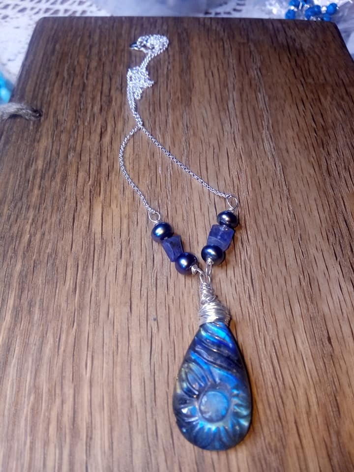 Geschnitzte Labradorit Anhänger Halskette Withtanzanite Und Schwarze Perlen von designsonbenbecula