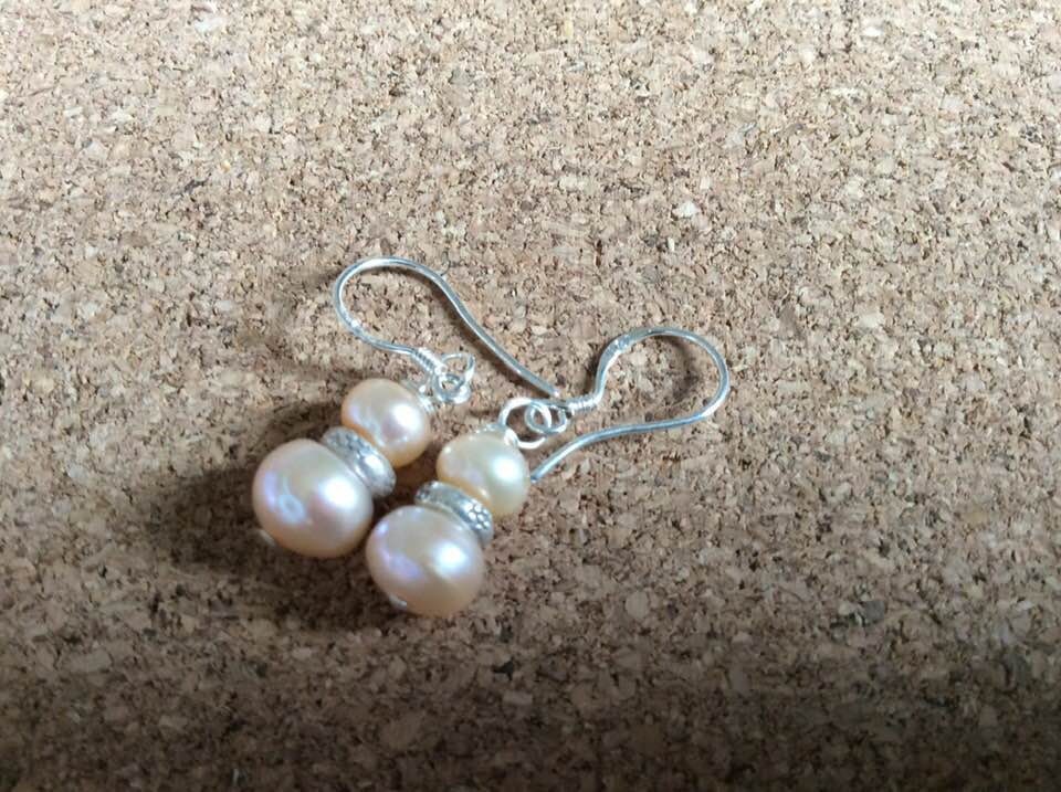 Pfirsich Rosa Thai Karen Silber Perle Tropfen Ohrringe von designsonbenbecula