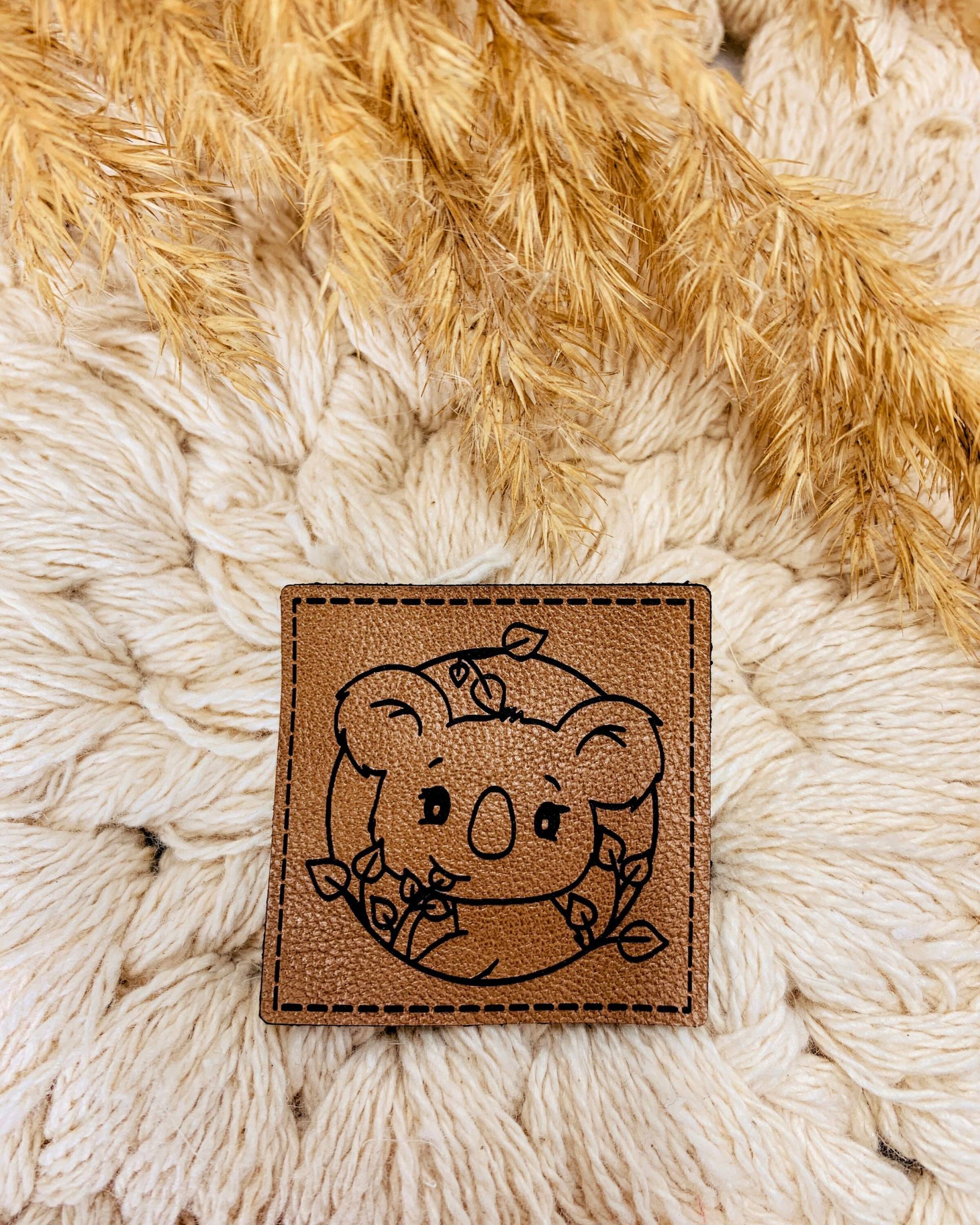 Label Koala Eukalyptus | Kunstlederlabel Braun Leder Tüddel Eckig Quadratisch Label Koala Eukalyptus | Kunstlederlabel Braun Leder Tüddel Eckig Quadratisch von designxmina