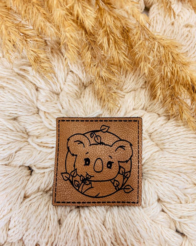 Label Koala Eukalyptus | Kunstlederlabel Braun Leder Tüddel Eckig Quadratisch Label Koala Eukalyptus | Kunstlederlabel Braun Leder Tüddel Eckig Quadratisch von designxmina