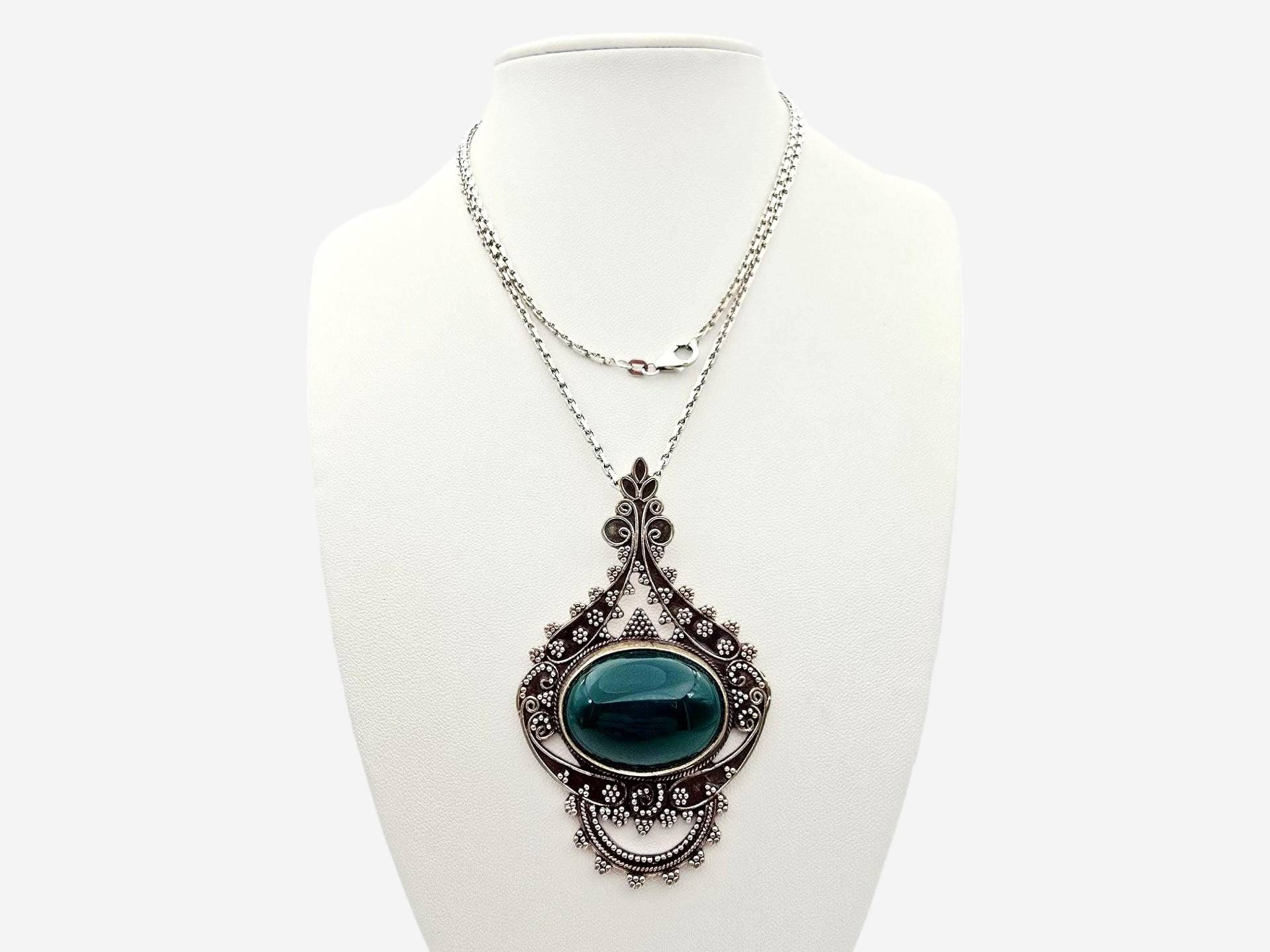 Large Egyptian 800 Silver Pendant Necklace With Green Stone | Filigree Revival Design Vintage Statement Jewelry von detaschmuck