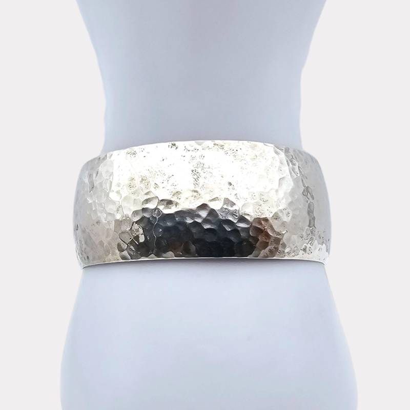 Mid-Century Handcrafted Hammered Silver Cuff Bracelet - Artisan Design von detaschmuck