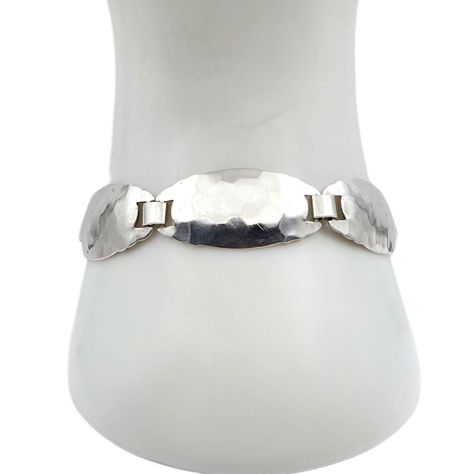 Vintage 835 Silver Hammered Oval Link Bracelet, Modernist Mid-Century Design, 18cm von detaschmuck