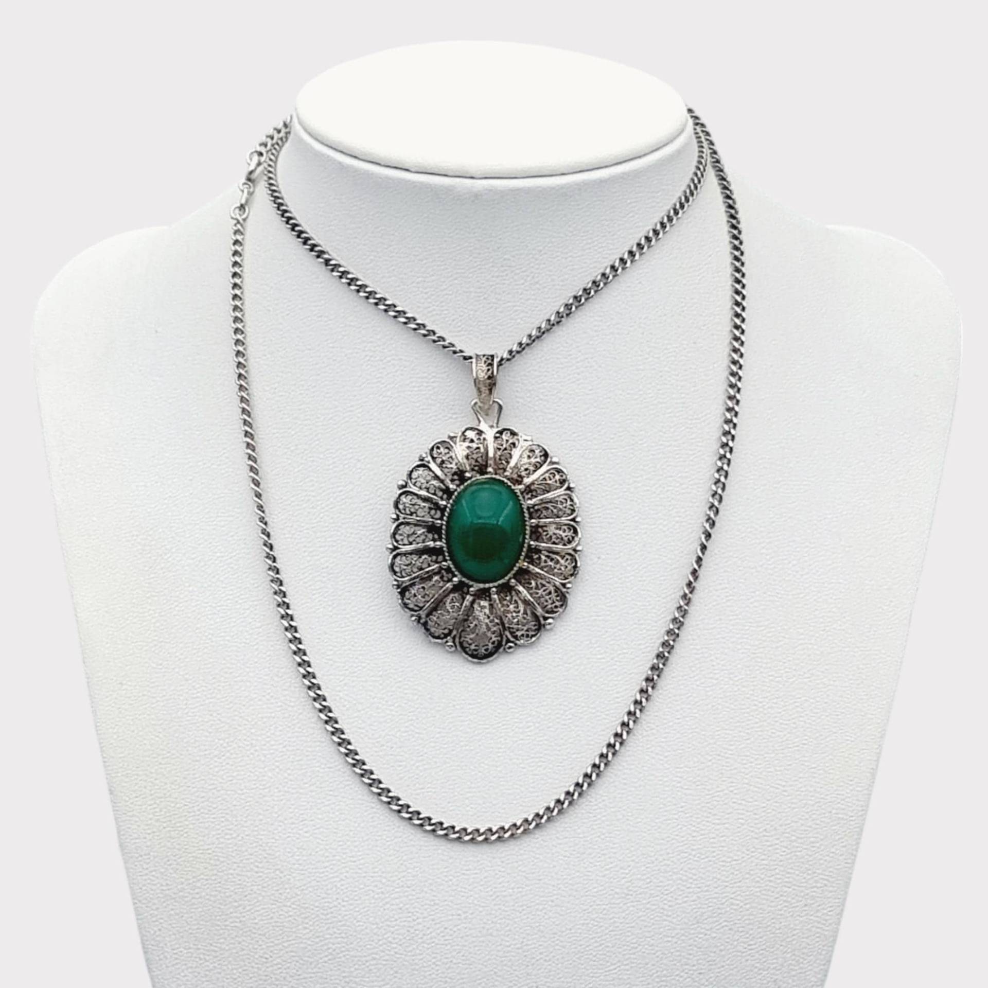 Vintage Filigree Sterling Silver Necklace With Green Agate Pendant Vintage Filigree Sterling Silver Necklace With Green Agate Pendant von detaschmuck