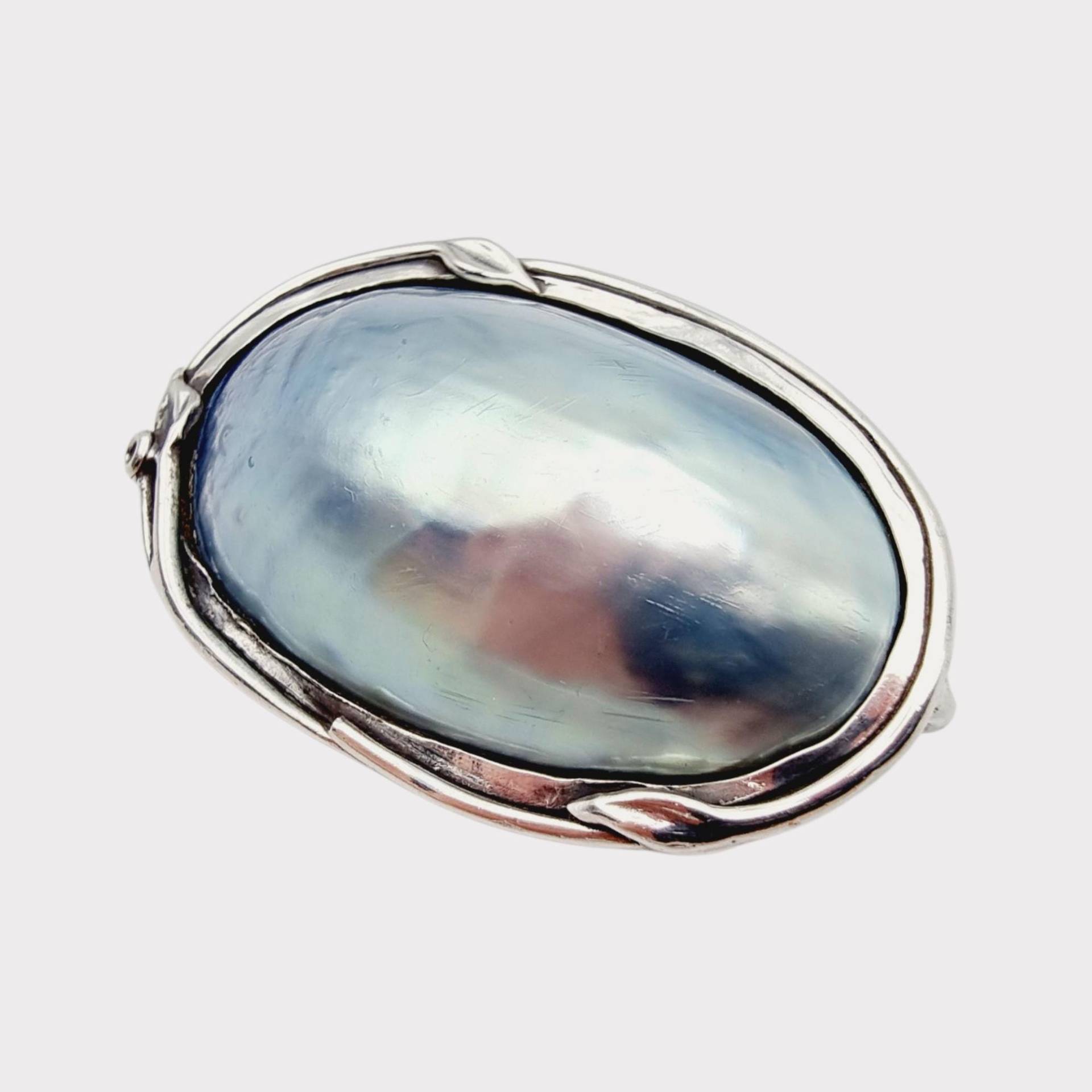 Vintage Modernist Silver Brooch With Iridescent Oval Shell Cabochon | 42x27mm Vintage Modernist Silver Brooch With Iridescent Oval Shell Cabochon | 42x27mm von detaschmuck