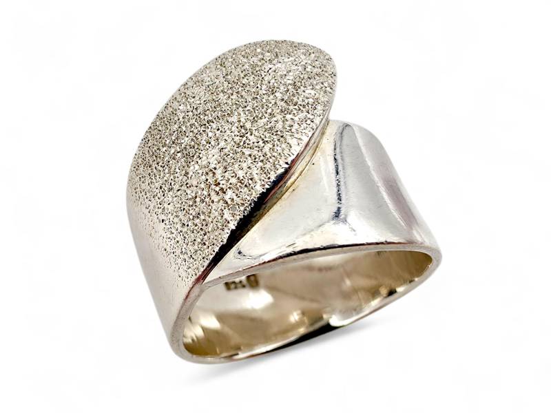 Vintage Modernist Sterling Silver Wrap-Around Statement Ring, Textured & Polished Design, Size 10.5 von detaschmuck
