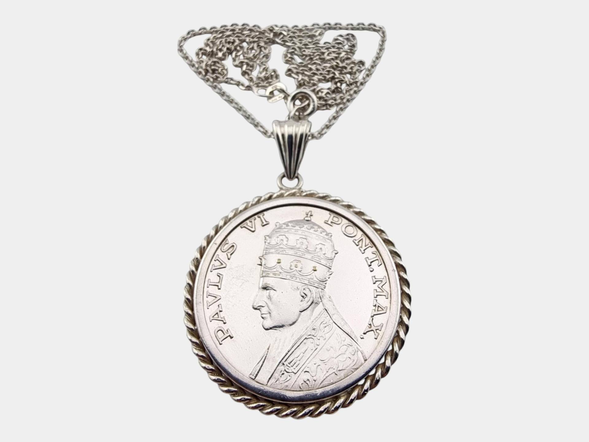Vintage Pope Paul Vi Coin Pendant Necklace in Silver - Religious Jewelry Featuring Michelangelo's Pietà von detaschmuck
