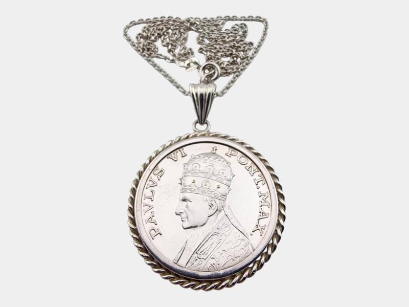 Vintage Pope Paul Vi Coin Pendant Necklace in Silver - Religious Jewelry Featuring Michelangelo's Pietà von detaschmuck