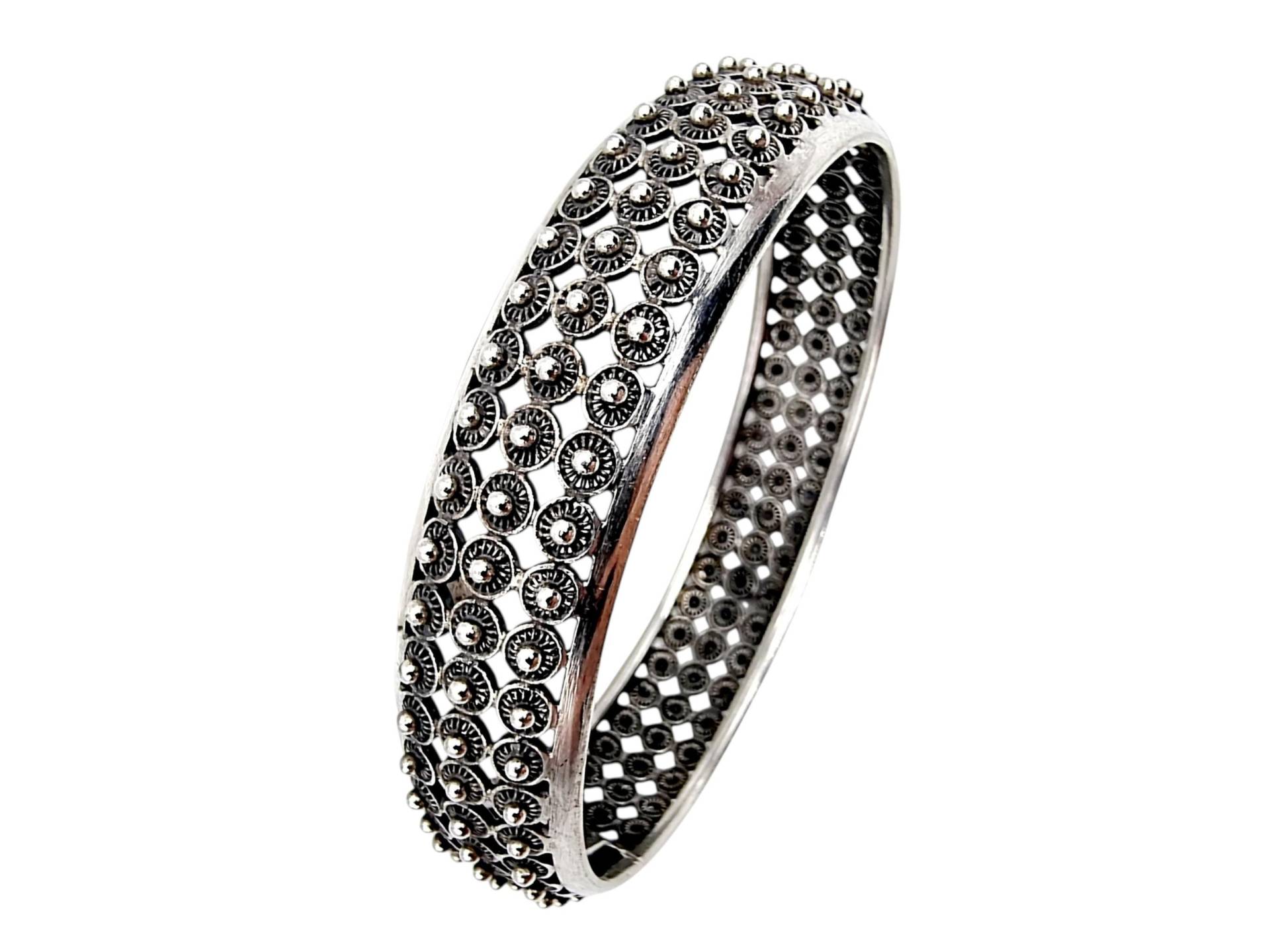 Vintage Silver Hinged Bangle Bracelet - Granulated Floral Design, Oxidized Detailing, 1970S-80S von detaschmuck