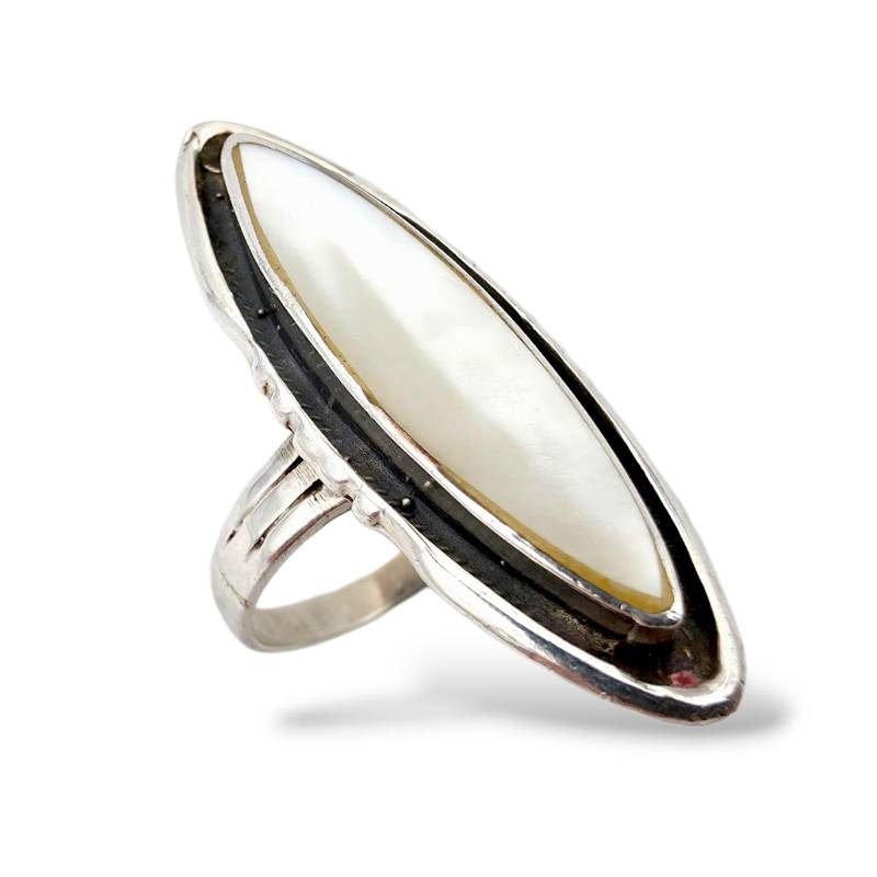 Vintage Silver Marquise Ring With Mother Of Pearl Inlay - Retro Statement Jewelry Size 53.5 von detaschmuck