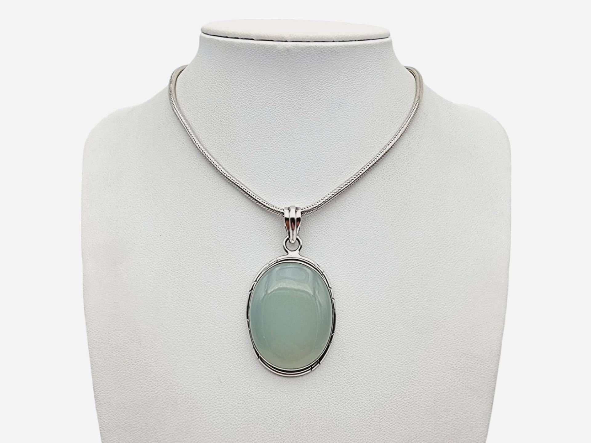 Vintage Sterling Silver Green Chalcedony Pendant Necklace - Classic Oval Gemstone von detaschmuck