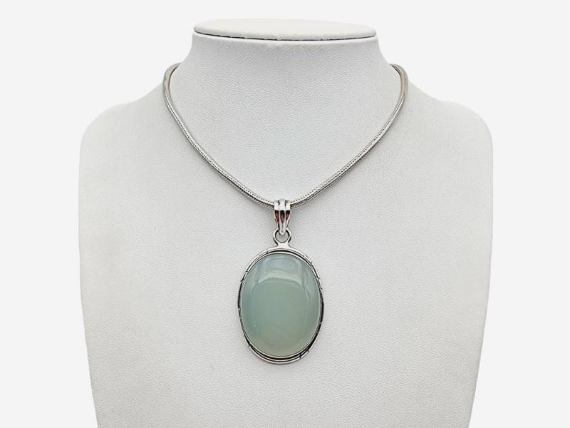 Vintage Sterling Silver Green Chalcedony Pendant Necklace - Classic Oval Gemstone von detaschmuck