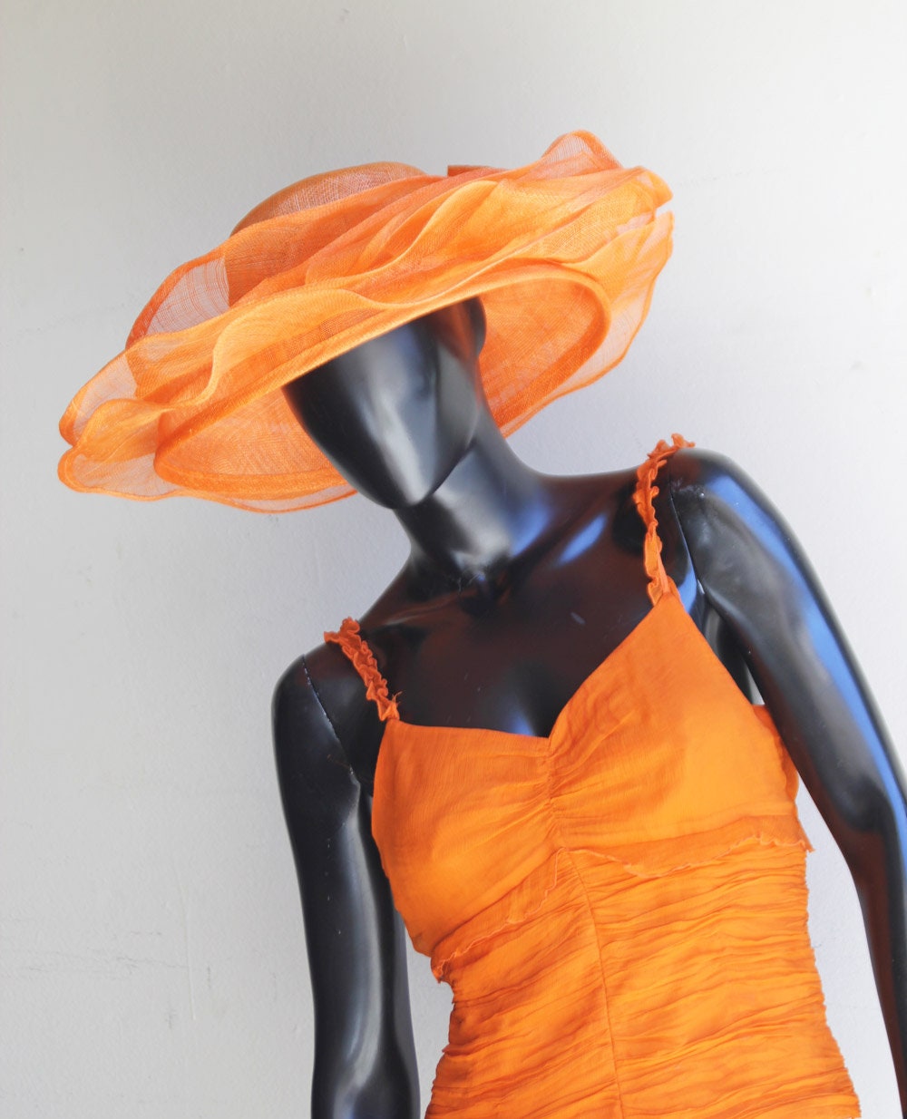 Vintage Orange Hochwertiger Organza Sommerhut/Kirchenhut/Hochzeit/Derby Breite Krempe Einheitsgröße Vintage Orange Hochwertiger Organza Sommerhut/Kirchenhut/Hochzeit/Derby Breite Krempe Einheitsgröße von devintagepoint