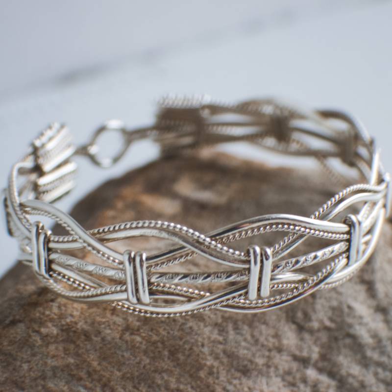 Statement Armband | Sterling Geflochtener Draht Armreif Geflochtenes Crossover Design Silberarmband 25-Jähriges Jubiläum Hochzeit Gewagter Schmuck von dficreations
