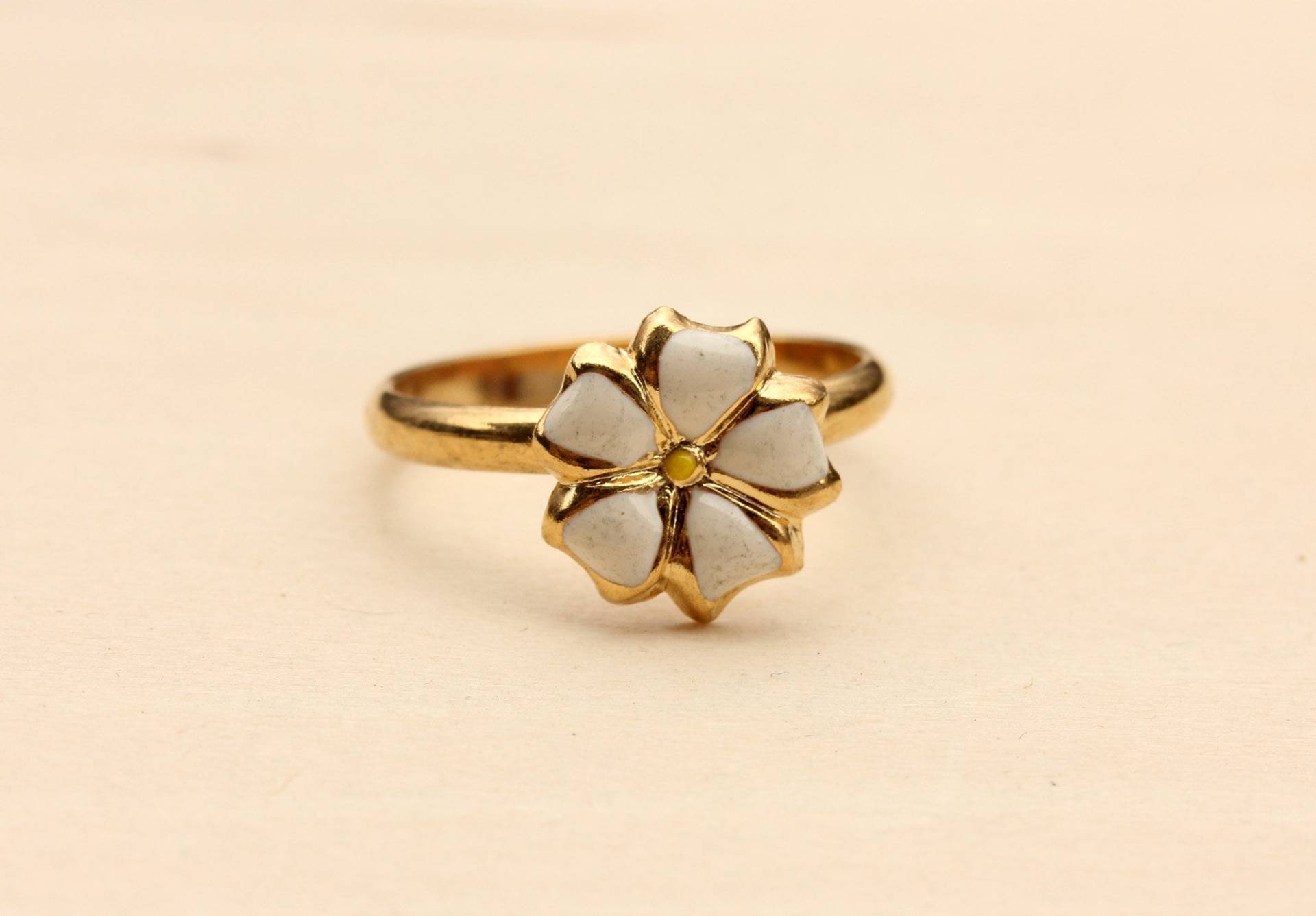 Gänseblümchen Ring Gold, Emaille Daisy Ring, Weißer Vintage Gold Blumen Größe 7 von diamentdesigns