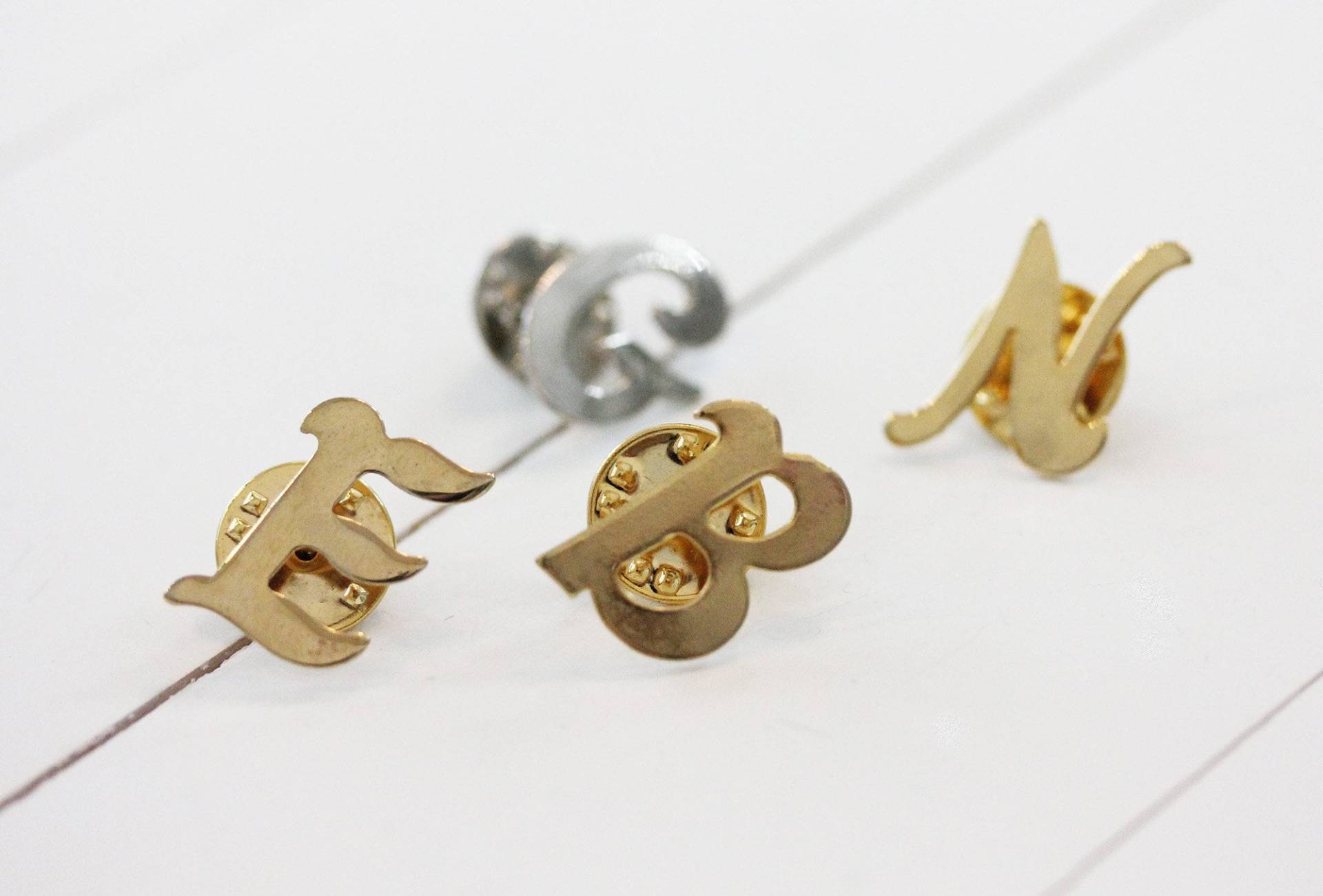 Gold Initial Pin, Buchstabe Anstecknadel, Buchstabe, Silber Vintage Brosche - A, B, C, D, E, F, G, H, J, K, L, M, N, P , R, S, T, W Gold Initial Pin, Buchstabe Anstecknadel, Buchstabe, Silber Vintage Brosche - A, B, C, D, E, F, G, H, J, K, L, M, N, P , R, S, T, W von diamentdesigns