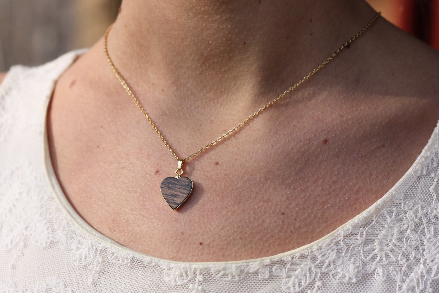 Holz Herz Halskette, Gold Charm Anhänger von diamentdesigns