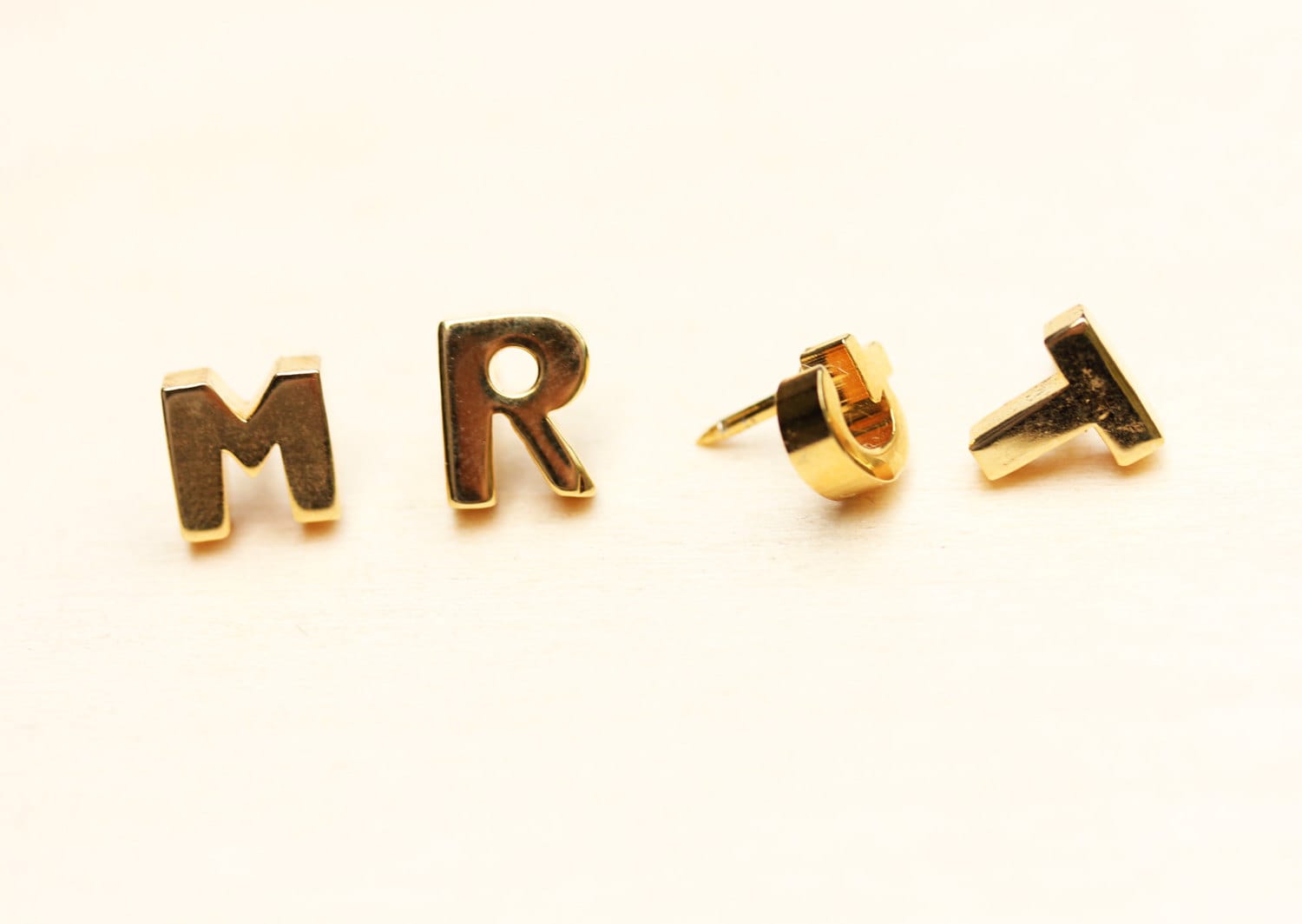 Initial Pin Gold, Kleine Gold Pin, Buchstabe Monogramm Anstecknadel, Silber Initial Pin Gold, Kleine Gold Pin, Buchstabe Monogramm Anstecknadel, Silber von diamentdesigns