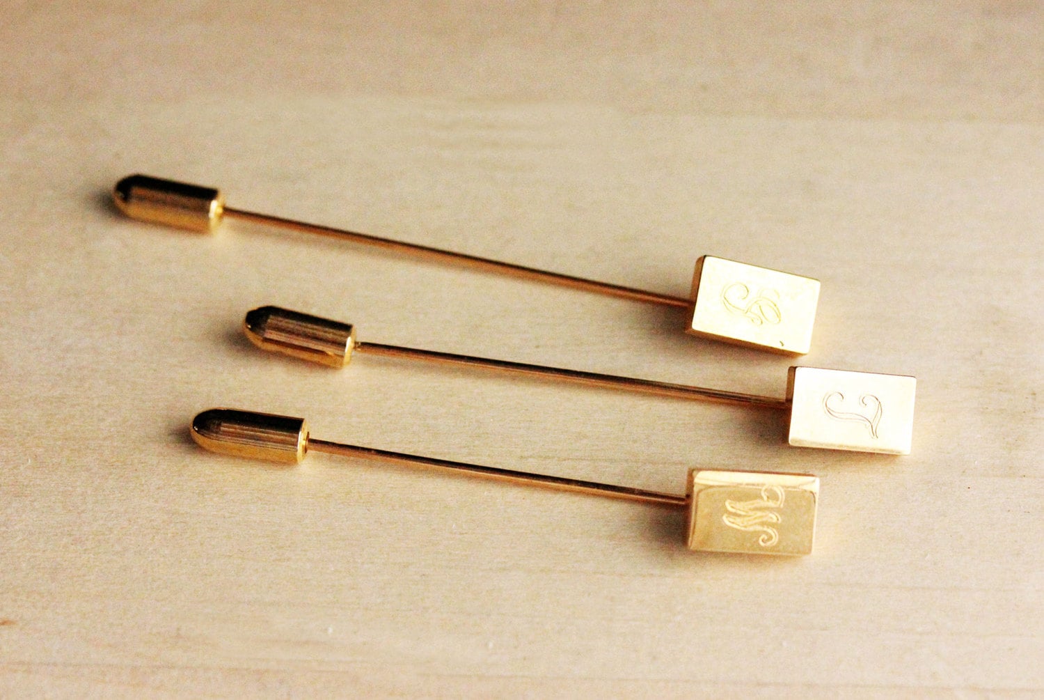 Anfängliche Stickpin Gold, Buchstaben-Stickpin, Stickpin, Initial-Pin, Buchstaben-Pin, Bouquet-Pin, Krawattennadel, Pin, Tie Tac, Stick-Pin von diamentdesigns