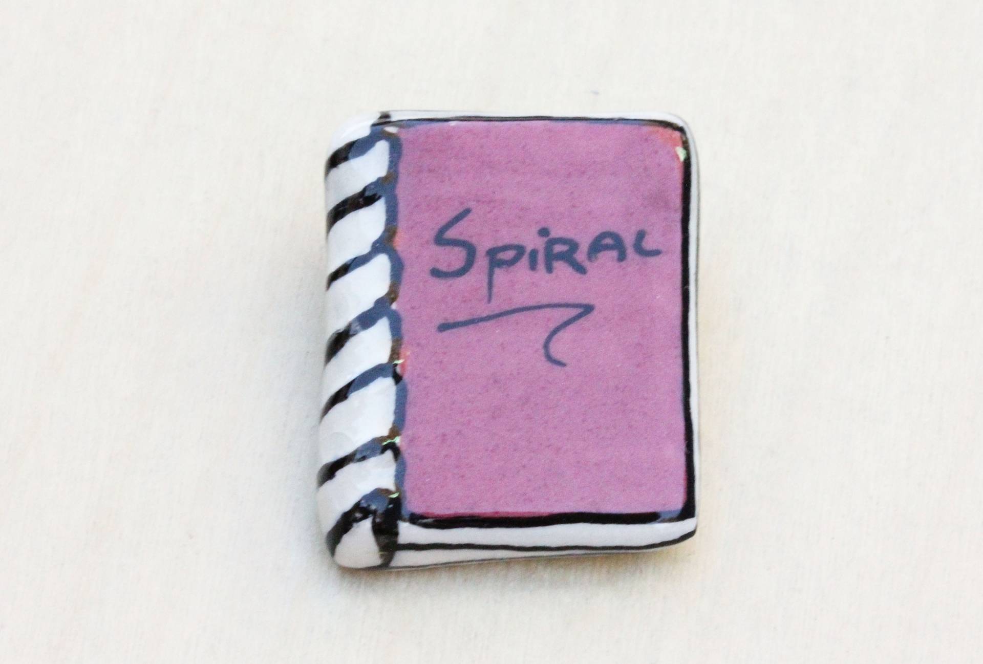 Notizbuch Pin, Spiral Notizbuch, Ton Keramik Bemalte Brosche, Rote Schriftsteller, Brosche von diamentdesigns