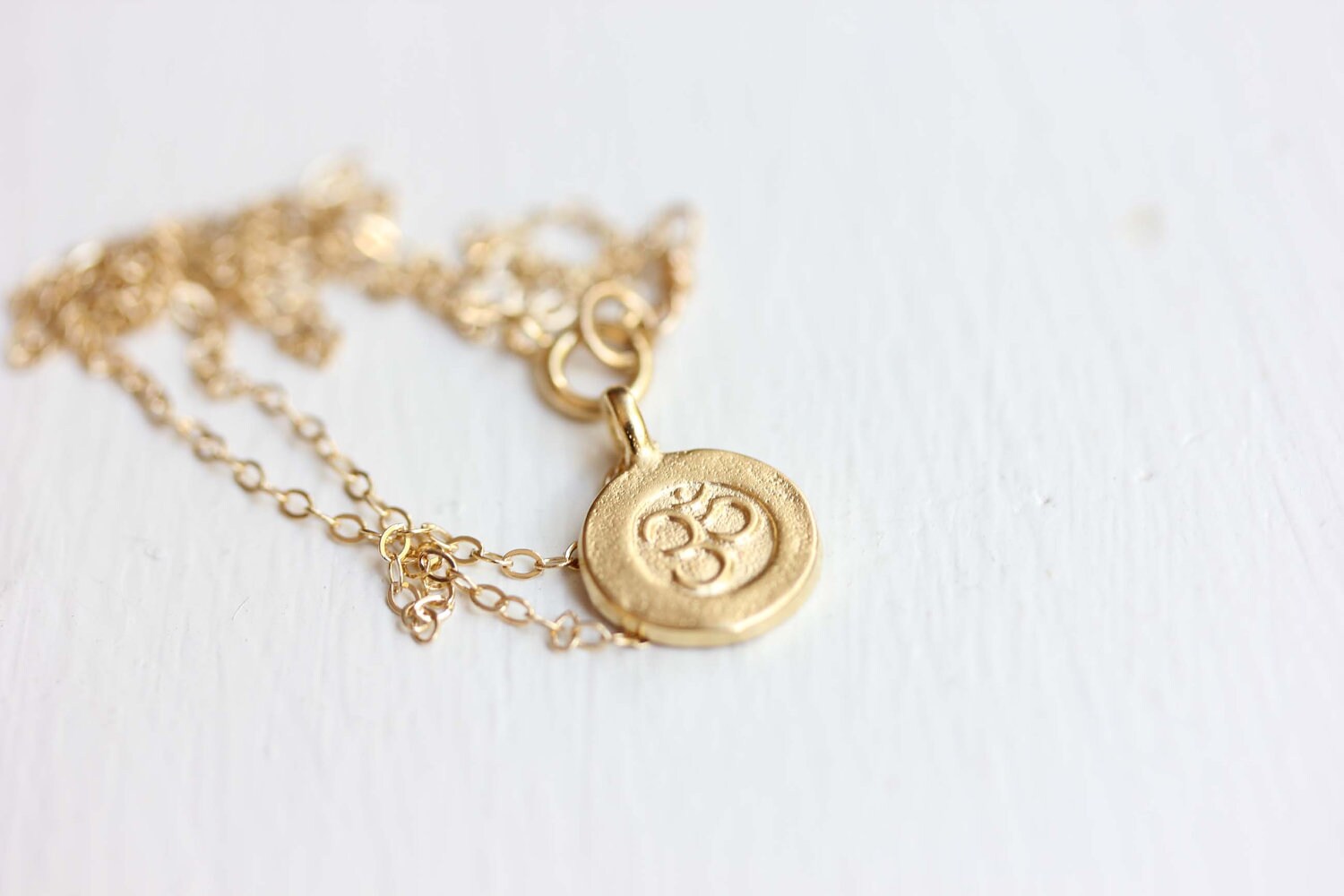 Om Symbol Halskette, Gold Gefüllt Charm Spirituelle Yoga Halskette von diamentdesigns