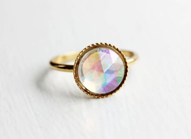 Prisma Gold Ring, Celestial Vintage Runder Kristall Glas Cabochon Opal Ring von diamentdesigns