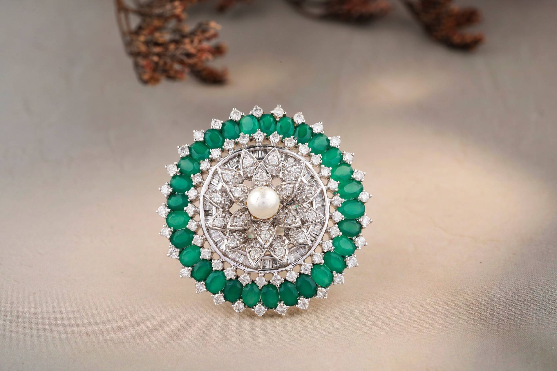 Smaragde Blume Diamant Ring, Mittelperle in Einem Blumen Design, 14K Massivgold, Naturdiamanten, Cocktail Geschenk Für Sie von diamondaffaire