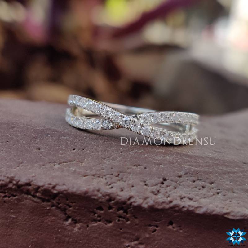 0.51 Tw Runder Farbloser Moissanit Kreuz Über Band, Halbe Eternity Stapelbar Passende Infinity Frauen Ehering, Weißgold von diamondrensu