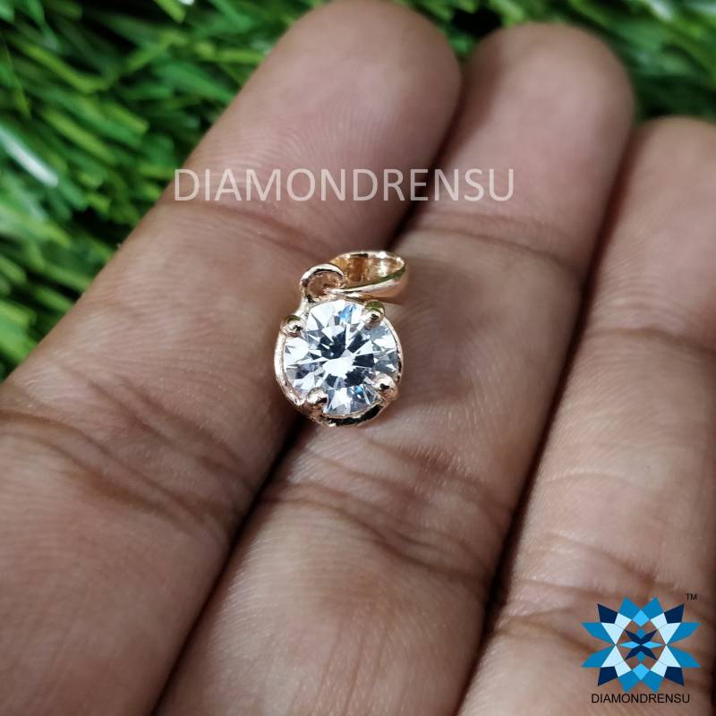 1.0 Ct Runder Farbloser Moissanit-Anhänger, Hochzeitsanhänger, Charm-Anhänger in 10K/14K/18K Roségold, Jubiläumsgeschenke, Brautschmuck von diamondrensu