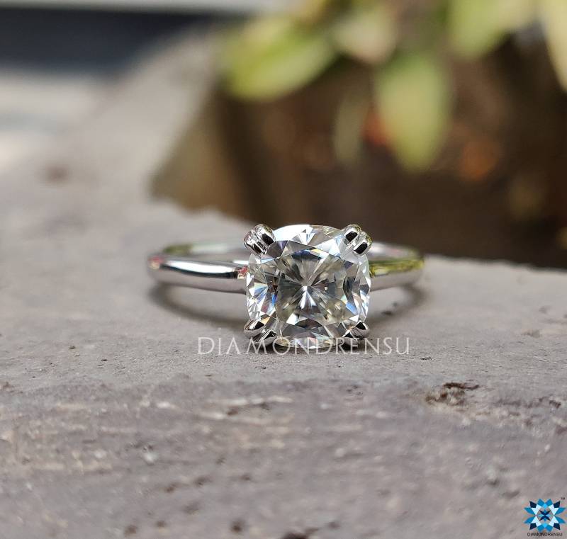 1.33 Ct Kissen Solitär Ring | Farbloser Moissanit-Ring Verlobungsring Doppelklaue Zinken Fassung Ehering Silber von diamondrensu