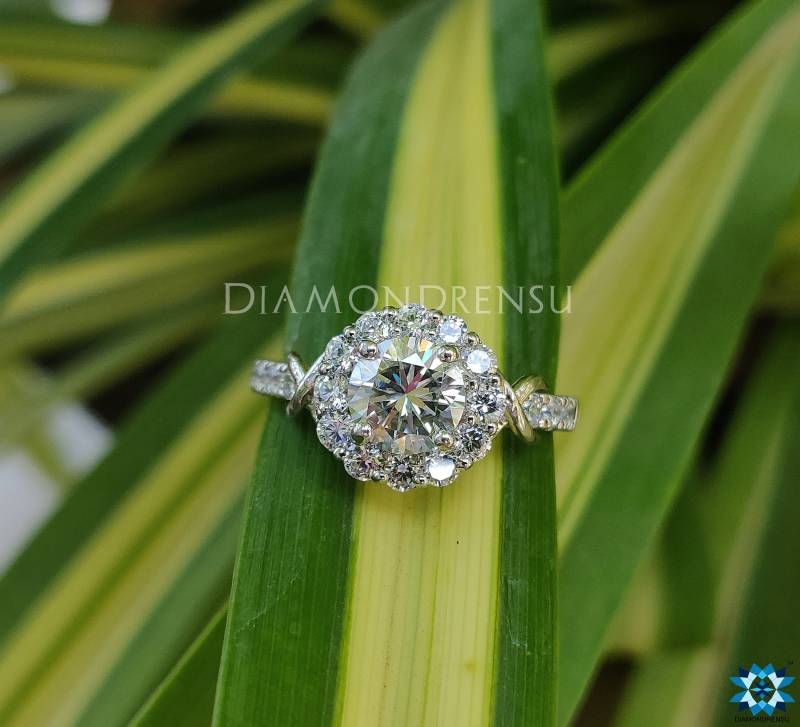 1.78 Tw Runder Halo Verlobungsring | Farblos Moissanit Ring Unter Halo-Ring Ehering Massiv Weißgold Designer von diamondrensu