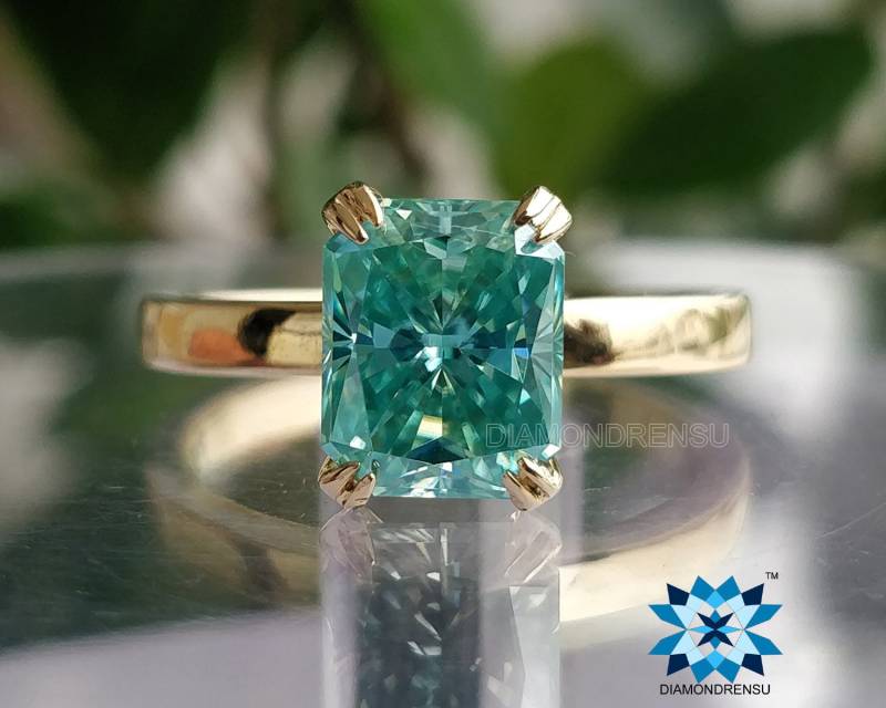 2 Karat Strahlender Moissanit Solitär Verlobungsring Mit Comfort Fit Band, Grüner Moissnait Ehering, Handgefertigter Ring Von Diamondrensu von diamondrensu