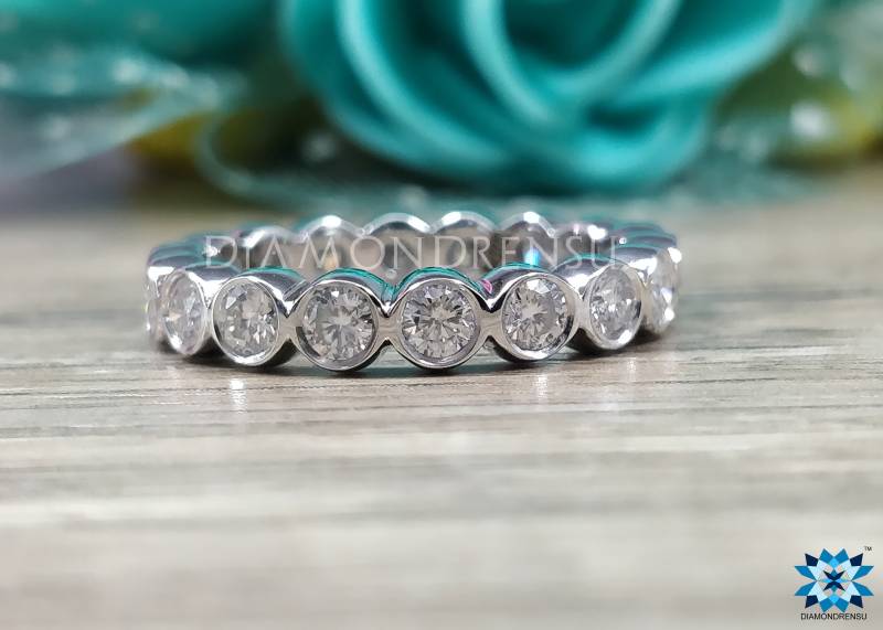 2.50 Mm Runde Farblos Moissanite Bezel Set Band | Volle Ewigkeit Ehering Passendes Massives Goldband Geschenk Zum Jahrestag von diamondrensu
