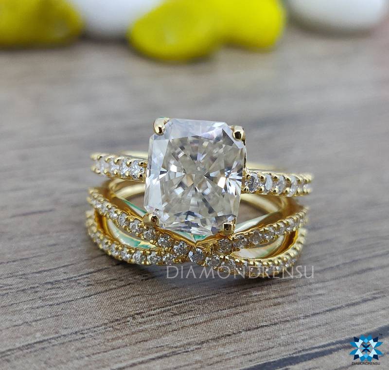 4.30 Tcw Braut Set | Strahlender Farbloser Moissanit Ring Verlobungsring Ehering Kreuz Über Band Gelbgold Hochzeits-Set von diamondrensu