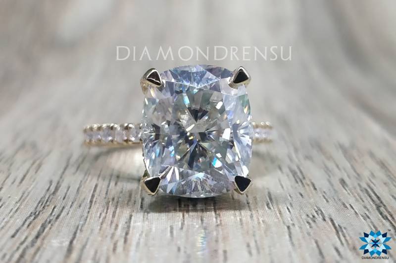 5.50 Ct Versteckter Halo Länglicher Kissen Moissanite Ring | Massiver Gelbgold Ehering Hochwertiger Moissanit Geschenk Zum Jahrestag von diamondrensu